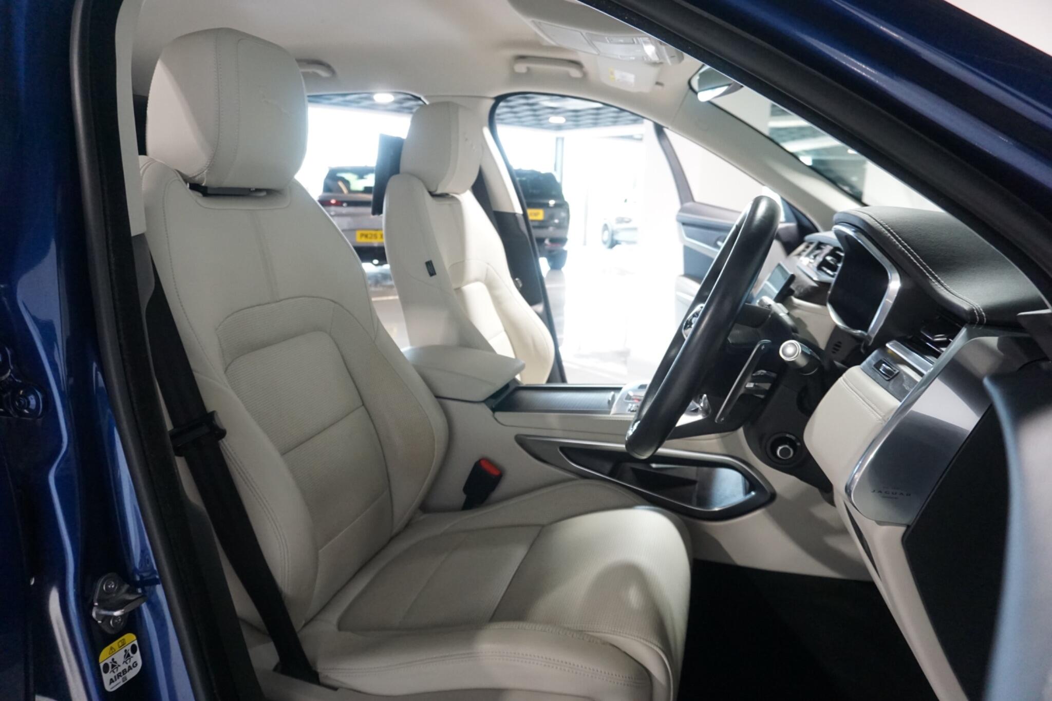 Jaguar F-PACE 3.0 D300 MHEV R-Dynamic SE SUV 5dr Diesel Auto AWD Euro 6 (s/s) (300 ps)
